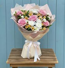 Букет цветов из:  Гвоздики, Орхидеи и Розы в Луховке