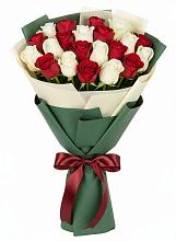 Букет Микс из красных и белых роз в Луховке