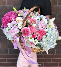 Цветочная композиция из Розы, Хризантемы, Пионы и Лизиантусы в корзине в Луховке