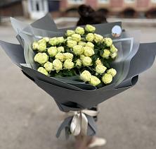 Букет Белые кустовые розы Солинеро в Луховке