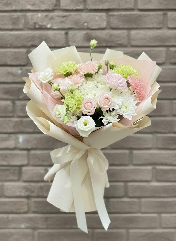 Букет цветов из: Гвоздики, Розы, Лизиантусы и Хризантемы в Луховке