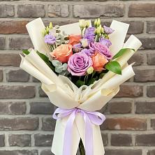 Букет цветов из:  Лизиантусы и Розы в Луховке